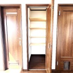 右写真下部はペット専用口です(寝室)