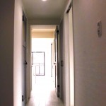 玄関からリビングへ(玄関)